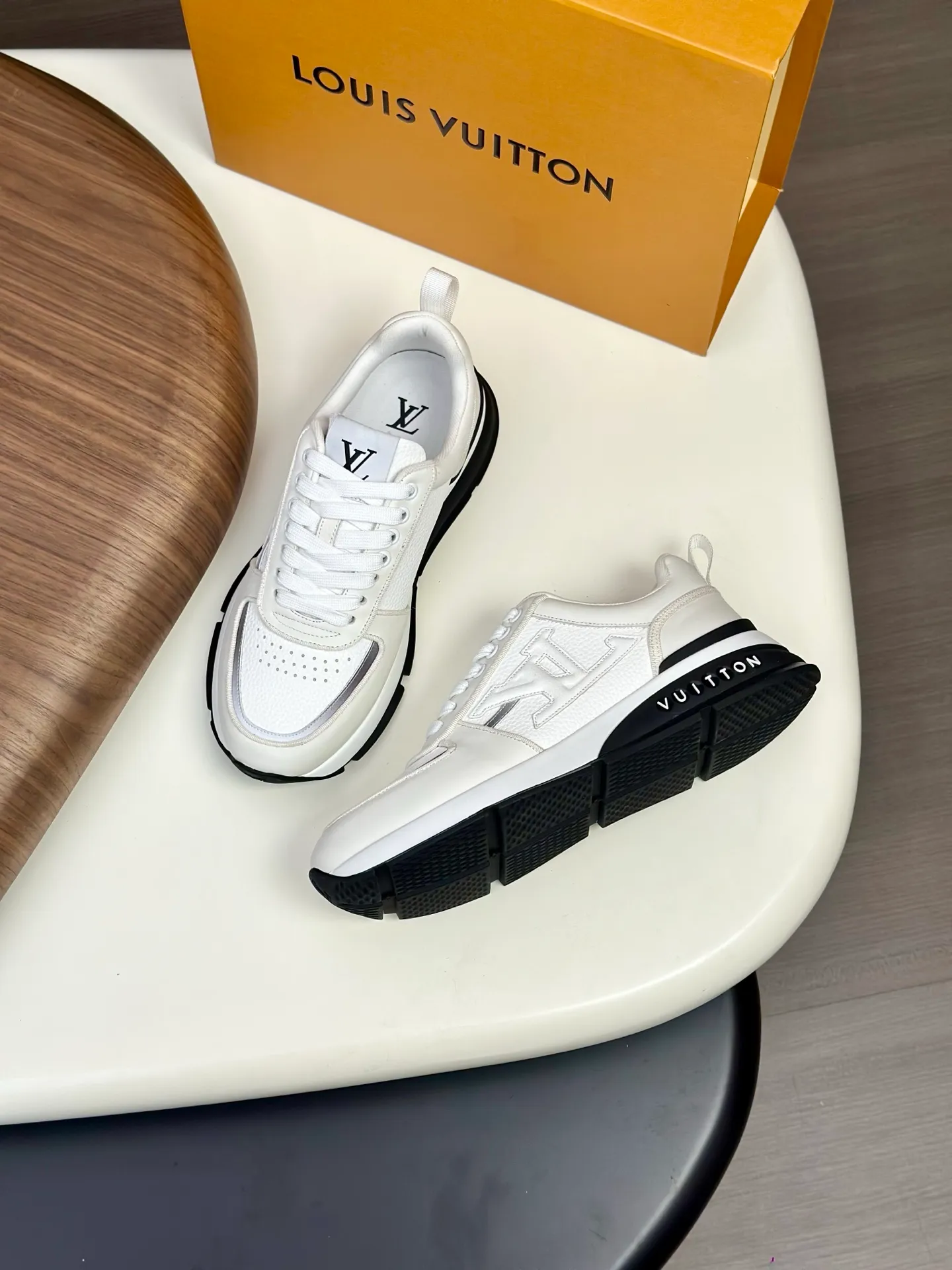 [L Family] Top P: 840💰 Size: 39-44 (38.45 can be customized) Lujia new color matching men's 🧍‍♂️trainer sneakers, this LV Trainer sneaker is made of soft grained calfskin, showing pure colors, the brand was born in 1854, the designer's handwritten brand logo is embellished on one side, virgil Designed by abloh himself, it is a very commemorative sneaker, the new LV Louis Vuitton trainer sneaker low casual sports culture versatile basketball shoes